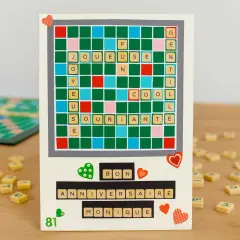 Carte d'anniversaire personnalisée avec un plateau de Scrabble relooké formant "Joyeuse" et "Anniversaire Monique".