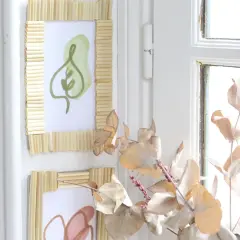 Cadres photo DIY fabriqués avec des bâtonnets de bois. Idéal pour fabriquer un pied pour cadre photo.