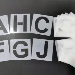 Ensemble de pochoirs pour la création pochoir personnalisé. Lettres A, F, H, G, C, J visibles.