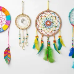 Quatre attrape-rêves colorés, un dessin attrape rêve facile, avec des plumes vives et des perles joyeuses.