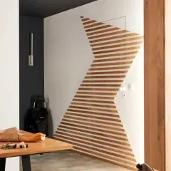 Une porte transformée en œuvre d'art avec des lattes de bois. Une belle idee deco murale a faire soi meme pour un intérieur moderne.