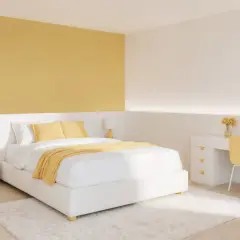 Chambre lumineuse avec un mur de couleur jaune moutarde, un lit blanc, une table de chevet et un bureau.