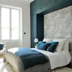 Chambre adulte aux tons bleus profonds et papier peint flamants roses. Une peinture chambre adulte 2 couleurs qui invite à la détente.
