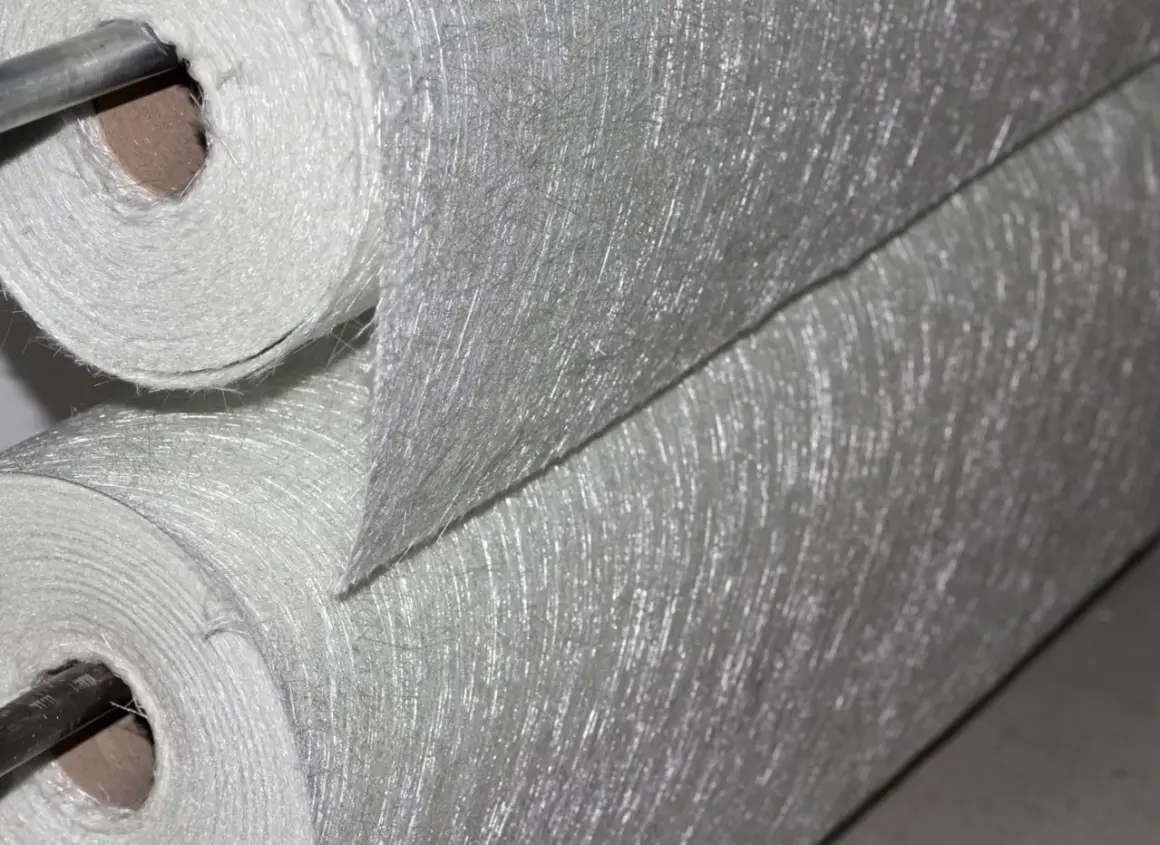 Rouleaux de fibre de verre, prêts à être utilisés pour renforcer un mur.