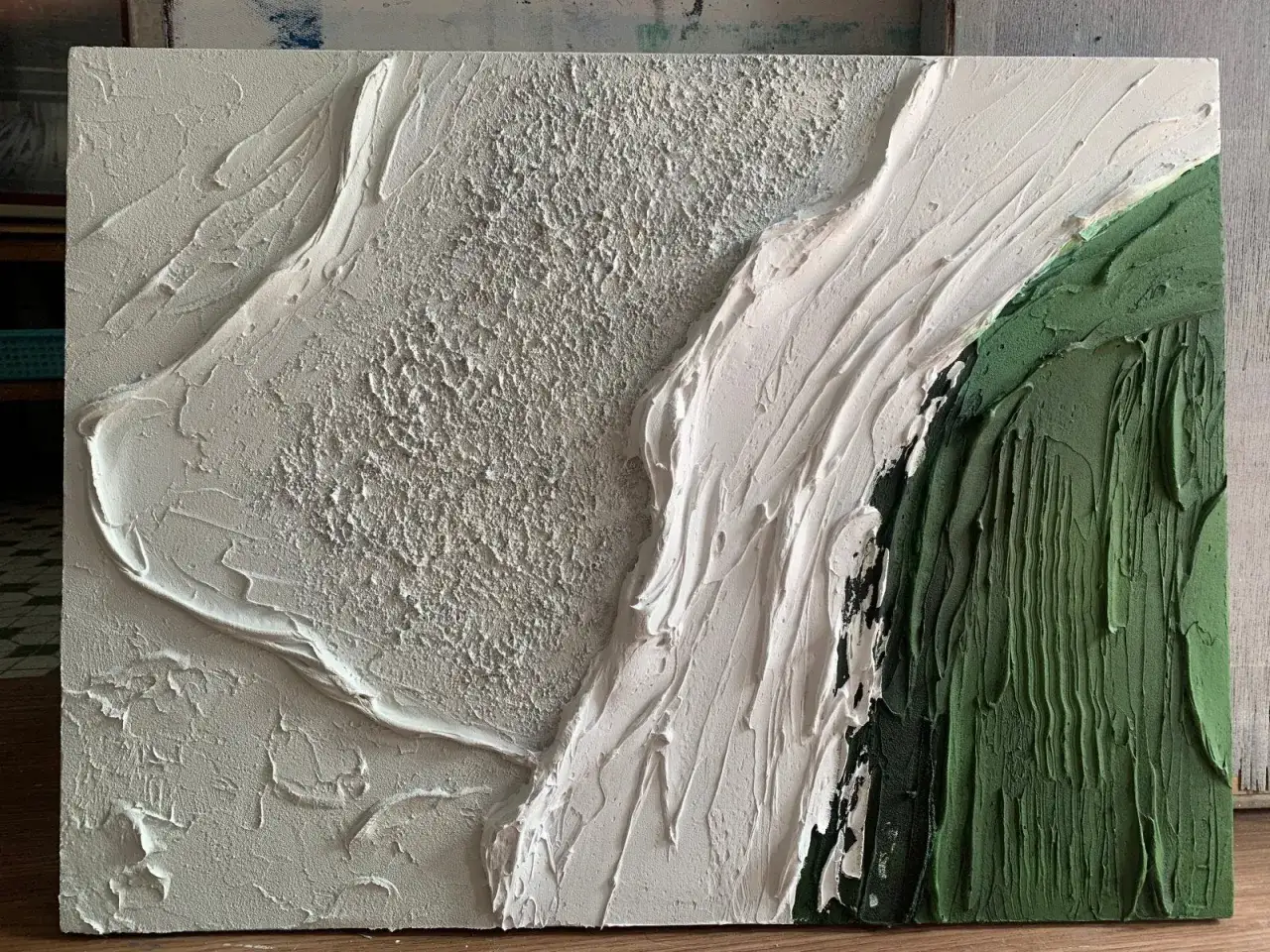 Abstraction textur&eacute;e en relief, explorant les techniques de peinture acrylique avec des emp&acirc;tements blancs et verts.